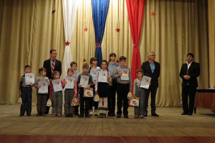 Мордовин А.Н. наградил ребят по отдельным номинациям, учрежденных  членами жюри.JPG